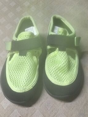 wonder nation Neon Yellow-Green Mesh Kids Water Shoes